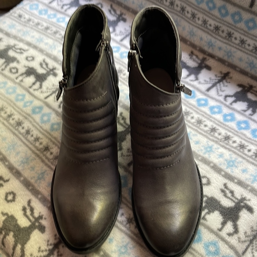 Clarks Dark Gray Movie Retro Leather Bootie women’s size 10.